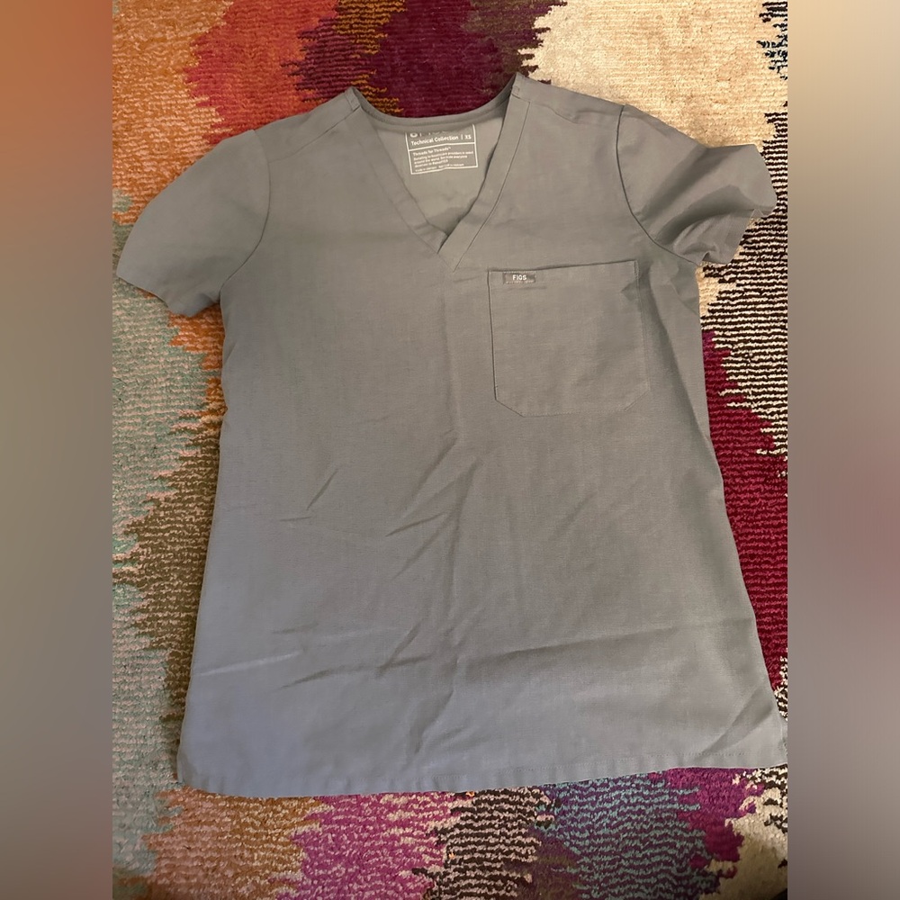 Women’s XS figs scrub top
